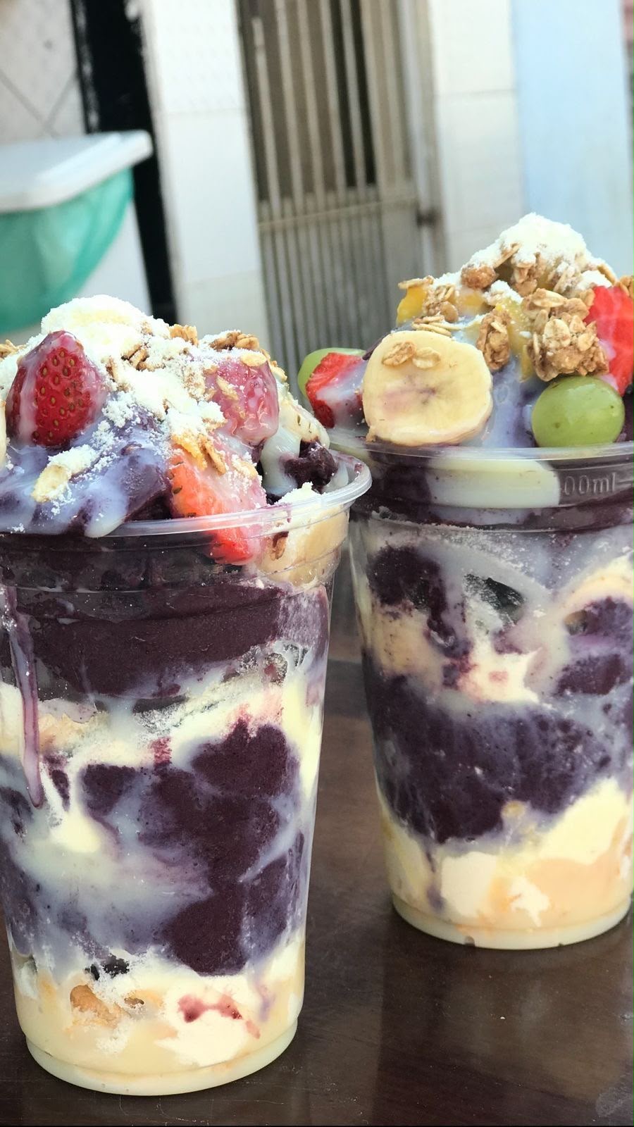 Açaís com frutas e acompanhamentos