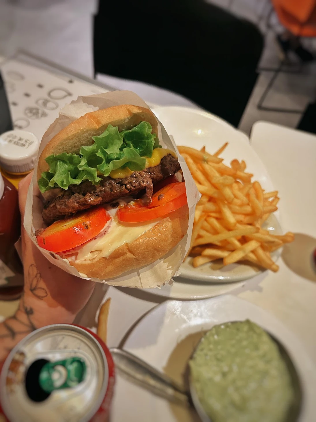 Burger com batatas enviado pela cliente