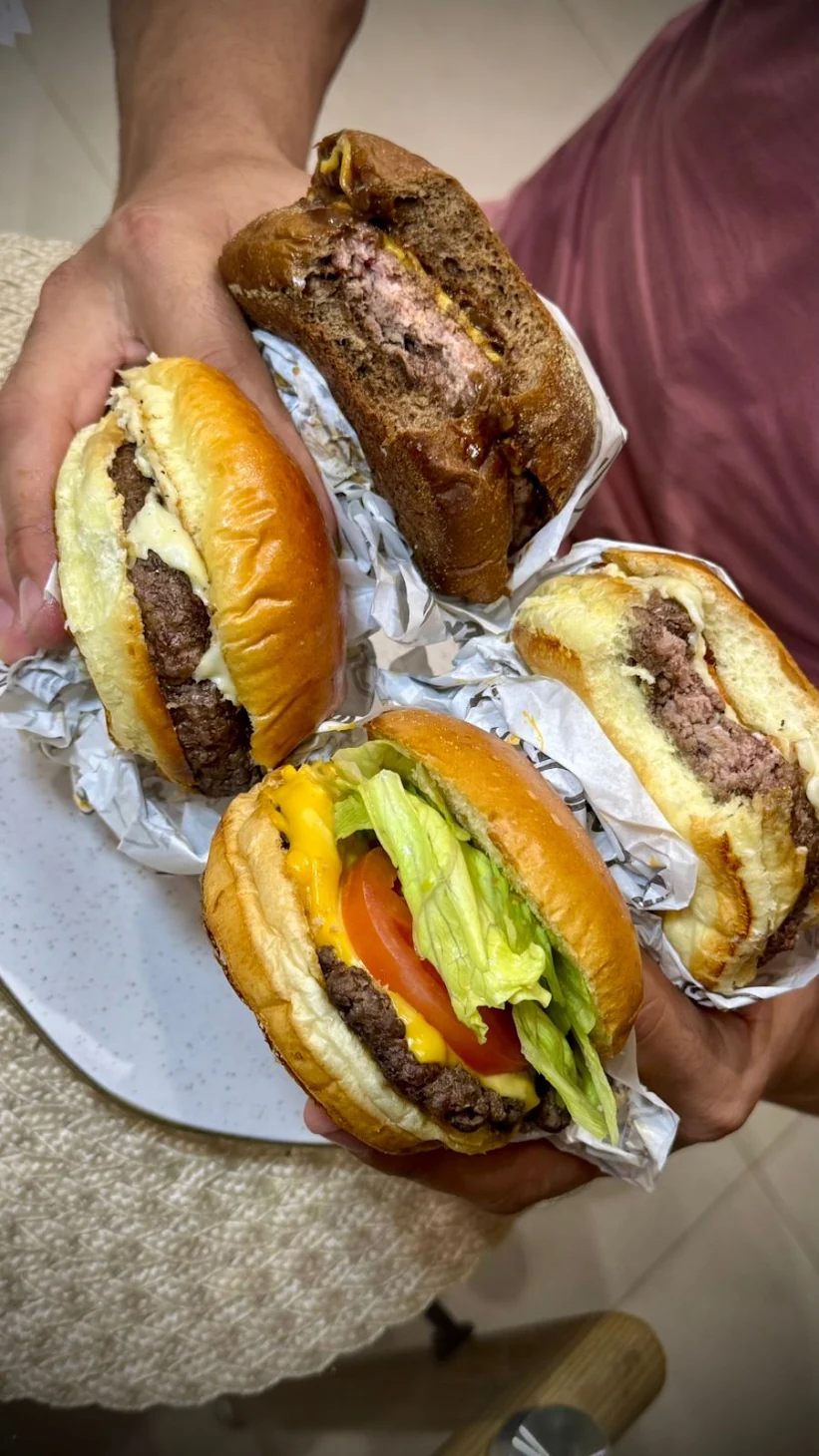 Vários burgers enviados pelo cliente